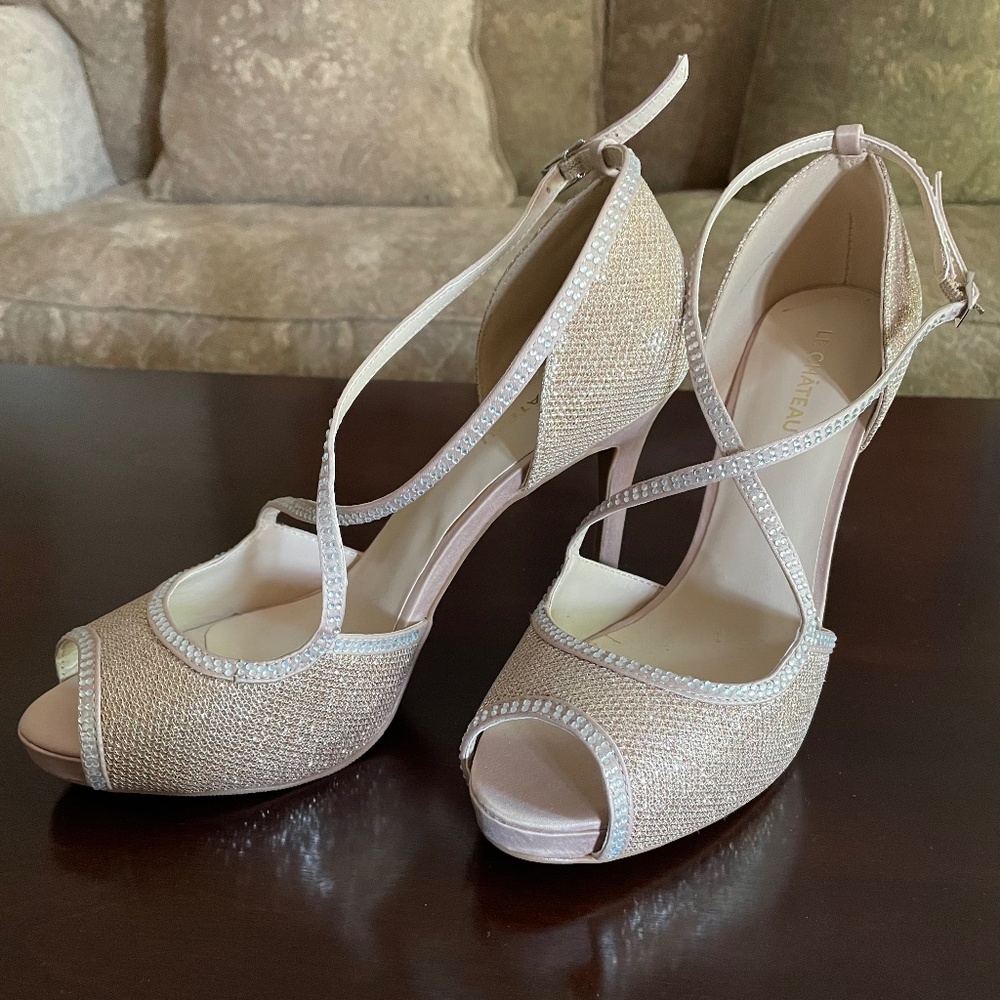 Le Chateau 3" Heel Open Toe Shoes. Size 8. Cream/Soft Gold Tone